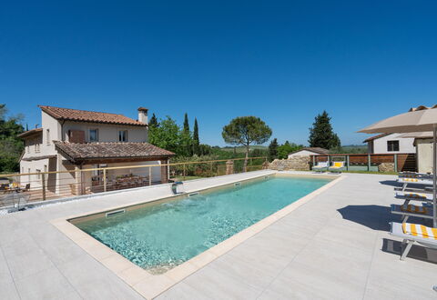 Villa Noemi: L'Eau, Ciel, Propriété, Bâtiment, Piscine, Bleu Azur, Plante, Fenêtre, Arbre, Loisir