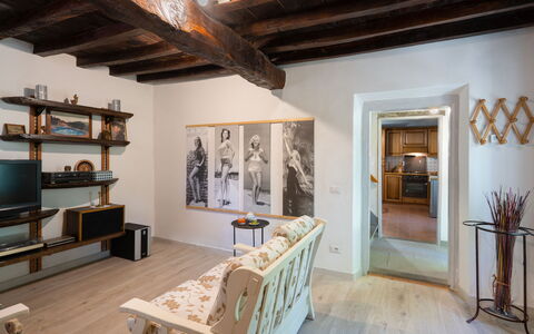 Villa La Vigna: Cadre, Meubles, Table, Bois, Design Intérieur, Éclairage, Salon, Sol, Sol, Dur
