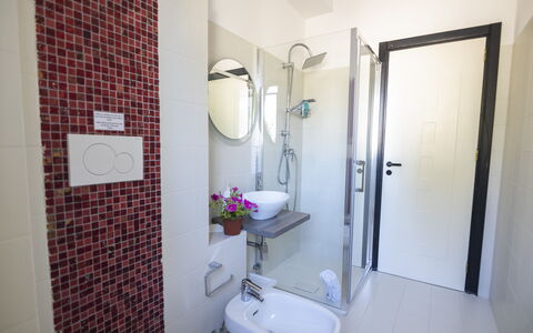 Villa Sole Martina Franca: Salle De Bains, Luminaire Plomberie, Design Intérieur, Sol, Sol, Lavabo, Évier, Robinet, Plomberie, Pièce
