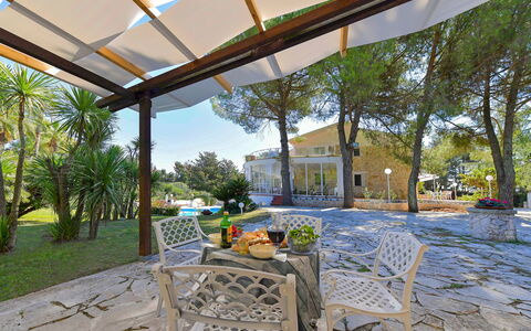 Villa Sole Martina Franca: Plante, Ombre, Bâtiment, Ciel, Arbre, Mobilier De Jardin, Loisir, Zone Résidentielle, Chalet, Paysage