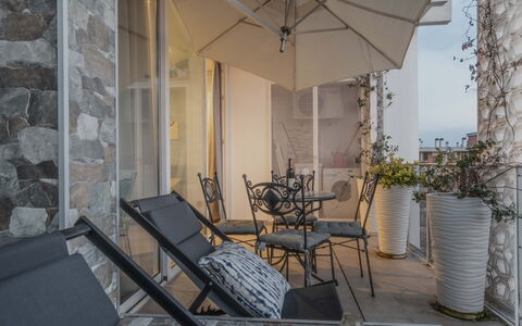 Florence Suite Apartment: Table, Meubles, Propriété, Bâtiment, Chaise, Pot De Fleur, Plante, Ombre, Maison, Bois