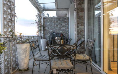 Florence Suite Apartment: Propriété, Meubles, Chaise, Design Intérieur, Bois, Bâtiment, Plante, Maison, Ciel, Table