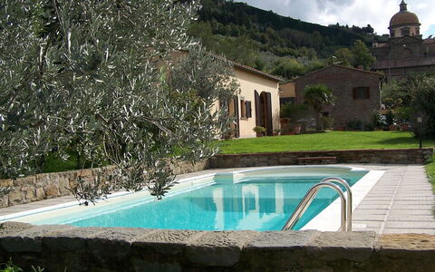 Orangerie Degli Ulivi: L'Eau, Plante, Propriété, Bâtiment, Nuage, Bleu Azur, Piscine, Fenêtre, Architecture, Plan D'Eau