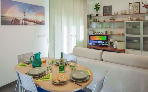 Apartment Serena - Levanto: Table, Meubles, Propriété, Canapé, Bleu Azur, Design Intérieur, Étagère, Architecture, Cadre, Vaisselle