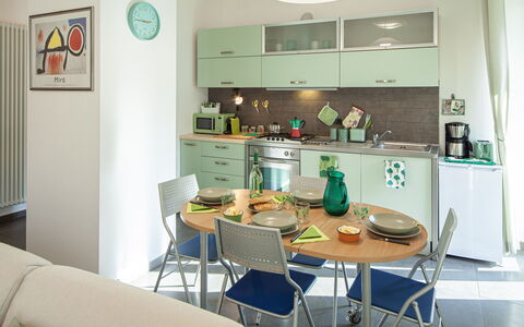 Apartment Serena - Levanto: Propriété, Meubles, Table, Chaise, Cabinetry, Éclairage, Design Intérieur, Étagère, Plante D'Appartement, Immobilier