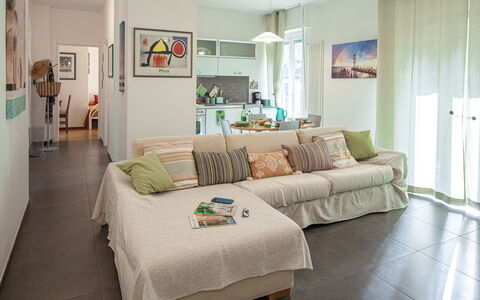 Apartment Serena - Levanto: Canapé, Meubles, Cadre, Table, Confort, Éclairage, Bois, Bâtiment, Design Intérieur, Salon