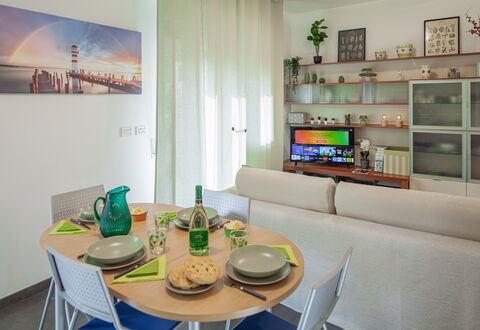 Apartment Serena - Levanto: Table, Meubles, Propriété, Canapé, Bleu Azur, Design Intérieur, Étagère, Architecture, Cadre, Vaisselle