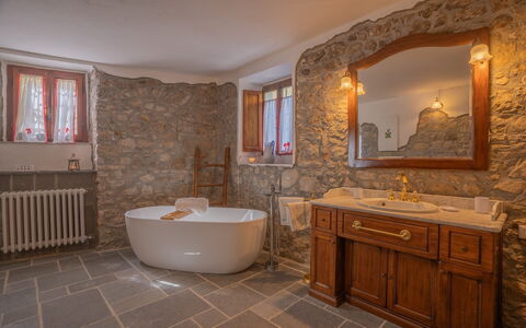 Villa In Garfagnana: Miroir, Armoire De Toilette, Luminaire Plomberie, Robinet, Propriété, Bâtiment, Évier, Cabinetry, Baignoire, Salle De Bains