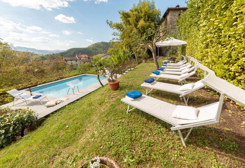 Villa In Garfagnana: Plante, Ciel, L'Eau, Nuage, Piscine, Mobilier De Jardin, Paysage Naturel, Arbre, Architecture, Loisir