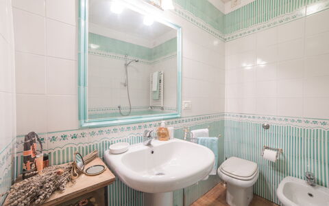Duomo Suite: Miroir, Robinet, Luminaire Plomberie, Évier, Lavabo, Propriété, Vert, Salle De Bains, Violet, Bleu Azur