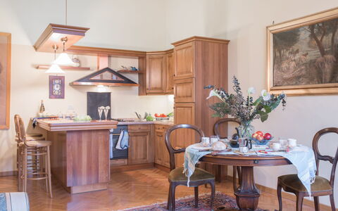 Duomo Suite: Meubles, Table, Cabinetry, Fleur, Chaise, Bois, Comptoir, Cadre, Sol, Bâtiment