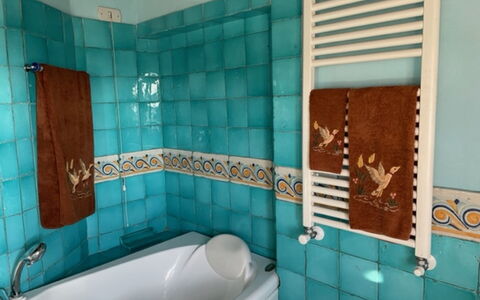 Villa Nibbiano: Baignoire, Propriété, Luminaire Plomberie, Bleu, Bleu Azur, Design Intérieur, Salle De Bains, Robinet, Sol, Sol
