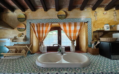 Villa Patrizia: Robinet, Luminaire Plomberie, Propriété, Bâtiment, Bleu, Évier, Salle De Bains, Bois, Design Intérieur, Maison
