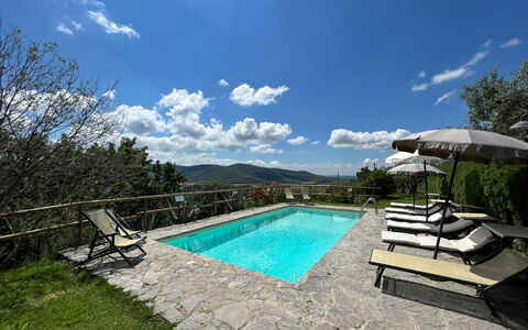 Villa Patrizia: Nuage, Ciel, L'Eau, Plante, Piscine, Arbre, Ombre, Mobilier De Jardin, Paysage Naturel, Herbe