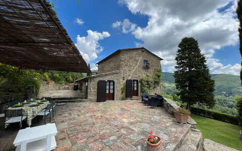 Villa Patrizia: Nuage, Ciel, Plante, Propriété, Bâtiment, Arbre, Maison, Pot De Fleur, Chalet, Paysage Naturel