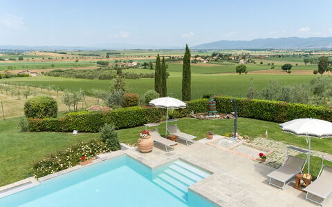 Villa Dei Ciliegi: L'Eau, Ciel, Plante, Propriété, Nuage, Piscine, Bleu Azur, Lot Terre, Arbre, Loisir