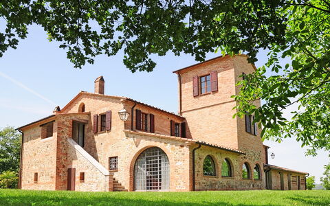 Casale Chieteno: Ciel, Plante, Bâtiment, Fenêtre, Arbre, Architecture, Lot Terre, Maison, Paysage Naturel, Brique