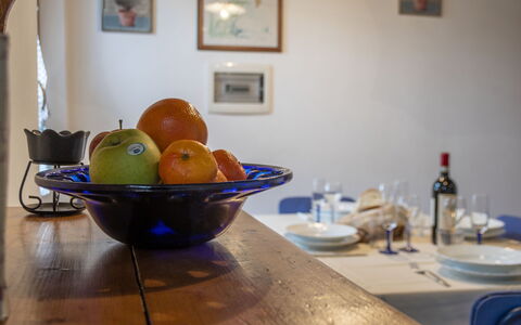 Il Borgo Apartment: Table, Vaisselle, Vaisselle, Cadre, Aliments, Bois, Fruit, Design Intérieur, Assiette, Serveware