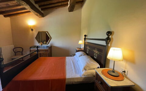 Podere La Sterza: Meubles, Propriété, Confort, Bois, Lampe, Éclairage, Lit, Cadre De Lit, Design Intérieur, Sol