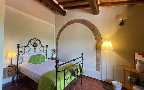 Podere La Sterza: Propriété, Meubles, Bâtiment, Lumière, Confort, Architecture, Cadre De Lit, Bois, Design Intérieur, Sol