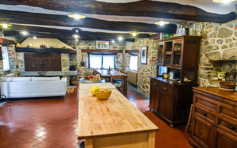 Casale Montanare: Meubles, Table, Cabinetry, Bois, Comptoir, Cuisine, Design Intérieur, Bâtiment, Sol, Sol