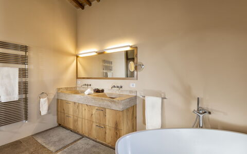Podere D'Asso: Miroir, Luminaire Plomberie, Propriété, Baignoire, Robinet, Cadre, Salle De Bains, Évier, Bois, Armoire De Toilette