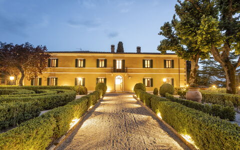 Villa Pianoia: Ciel, Plante, Bâtiment, Arbre, Nuage, Maison, Fenêtre, Herbe, Paysage, Zone Résidentielle