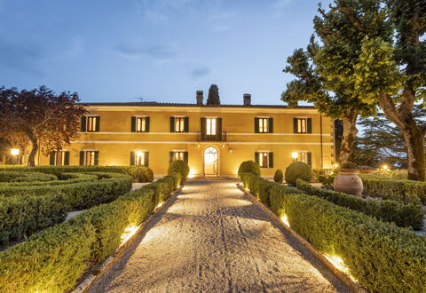 Villa Pianoia: Ciel, Plante, Bâtiment, Arbre, Nuage, Maison, Fenêtre, Herbe, Paysage, Zone Résidentielle