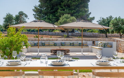 Trullo Under The Apulian Sky: Table, Plante, Ciel, Meubles, Arbre, Pot De Fleur, Chaise, Mobilier De Jardin, Vaisselle, Parapluie
