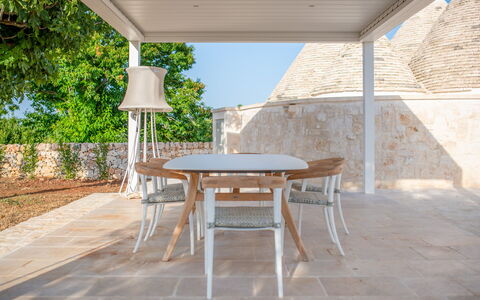 Trullo Under The Apulian Sky: Table, Plante, Meubles, Chaise, Bois, Tableau De Plein Air, Design Intérieur, Mobilier De Jardin, Ombre, Arbre