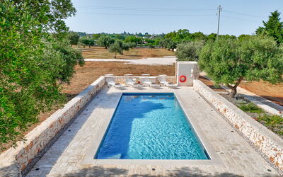 Trullo Under The Apulian Sky: L'Eau, Plante, Propriété, Ciel, Piscine, Bleu Azur, Rectangle, Arbre, Herbe, Plan D'Eau