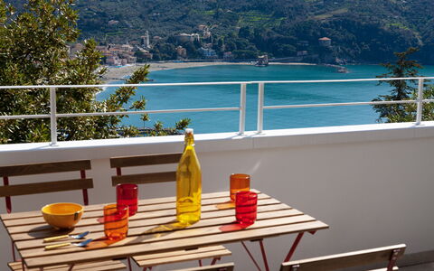 Casa Grande Mare - Levanto: L'Eau, Propriété, Table, Meubles, Bouteille, Vaisselle, Bleu Azur, Chaise, Arbre, Mobilier De Jardin