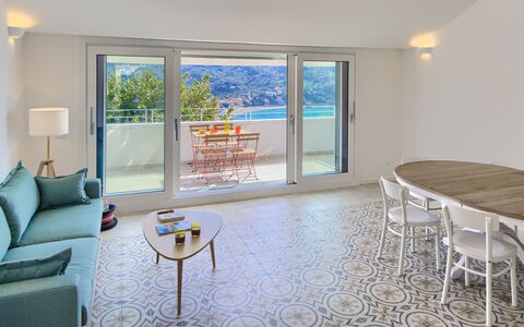 Casa Grande Mare - Levanto: Table, Meubles, Propriété, Chaise, Bois, Design Intérieur, Sol, Canapé, Sol, Ombre