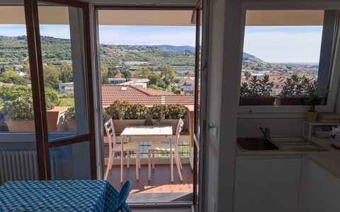 Appartamento La Castellana: Propriété, Ciel, Table, Bleu Azur, Bâtiment, Fenêtre, Ombre, Design Intérieur, Bois