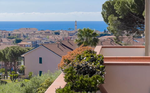 Appartamento La Castellana: Plante, Ciel, Jour, Propriété, Bâtiment, Bleu Azur, Fleur, Éclairage, Ombre, Bois