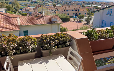 Appartamento La Castellana: Ciel, Plante, Propriété, Bâtiment, Nuage, Ombre, Mobilier De Jardin, Architecture, Design Intérieur, Table