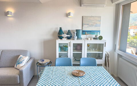 Appartamento La Castellana: Table, Meubles, Propriété, Bleu Azur, Canapé, Bois, Confort, Design Intérieur, Sol, Sol