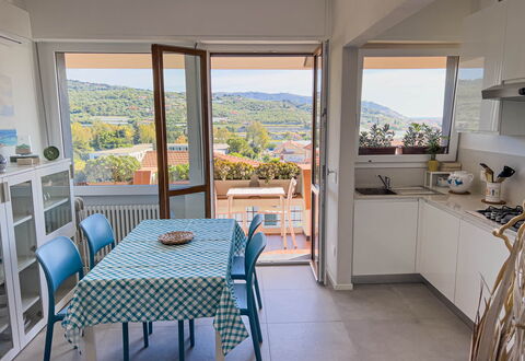 Appartamento La Castellana: Meubles, Propriété, Chaise, Table, Cabinetry, Bleu Azur, Comptoir, Design Intérieur, Ombre, Bois