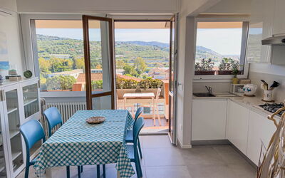 Appartamento La Castellana: Meubles, Propriété, Chaise, Table, Cabinetry, Bleu Azur, Comptoir, Design Intérieur, Ombre, Bois