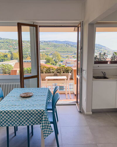 Appartamento La Castellana: Meubles, Propriété, Chaise, Table, Cabinetry, Bleu Azur, Comptoir, Design Intérieur, Ombre, Bois