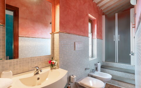 Villa Morellino: Miroir, Robinet, Luminaire Plomberie, Évier, Propriété, Lavabo, Salle De Bains, Bois, Architecture, Design Intérieur