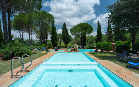 Villa Morellino: Plante, L'Eau, Nuage, Ciel, Propriété, Piscine, Bleu Azur, Arbre, Herbe, Loisir