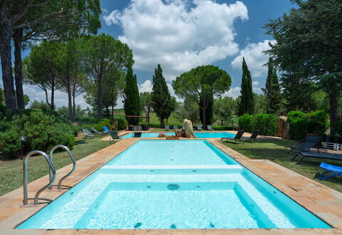 Villa Morellino: Plante, L'Eau, Nuage, Ciel, Propriété, Piscine, Bleu Azur, Arbre, Herbe, Loisir