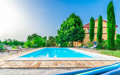 Casa Bellavista: Ciel, Plante, L'Eau, Bâtiment, Jour, Propriété, Bleu Azur, Piscine, Architecture, Arbre