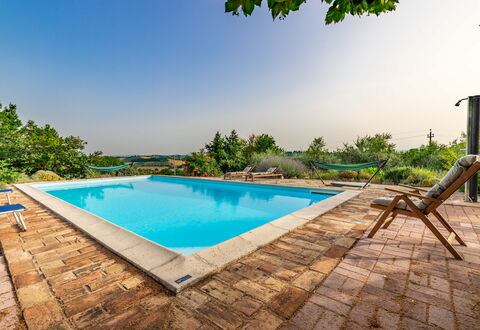 Casa Bellavista: L'Eau, Ciel, Plante, Bâtiment, Propriété, Piscine, Bleu Azur, Arbre, Ombre, Rectangle