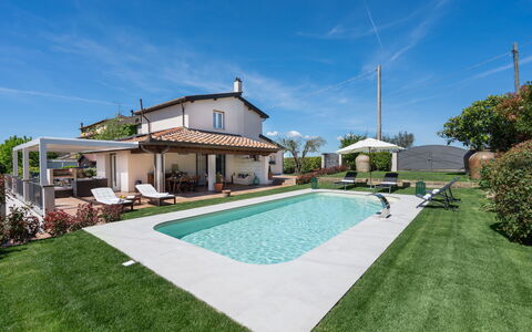 Villa Di Pillo: Ciel, Plante, Nuage, Propriété, Bâtiment, Bleu Azur, Arbre, L'Eau, Piscine, Maison