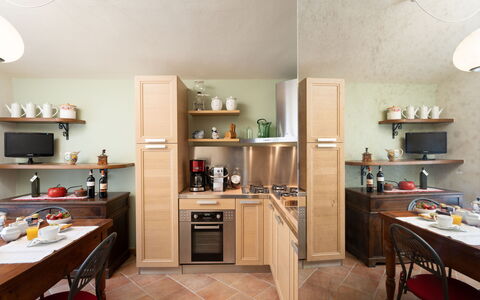 Villa Di Pillo: Meubles, Table, Cabinetry, Étagère, Bois, Comptoir, Rayonnage, Cuisine, Bâtiment, Sol