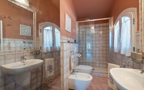 Villa Di Pillo: Marron, Miroir, Robinet, Luminaire Plomberie, Évier, Propriété, Lavabo, Salle De Bains, Violet
