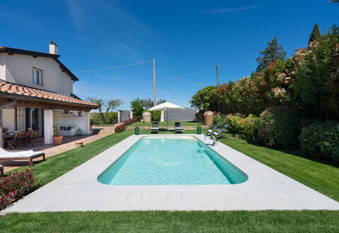 Villa Di Pillo: Plante, Ciel, L'Eau, Propriété, Arbre, Loisir, Nuage, Piscine, Herbe, Zone Résidentielle