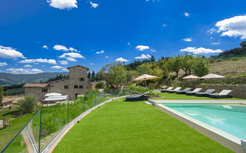 La Torre Di Panzano: Nuage, Ciel, Plante, L'Eau, Bâtiment, Paysage Naturel, Piscine, Herbe, Arbre, Arecales